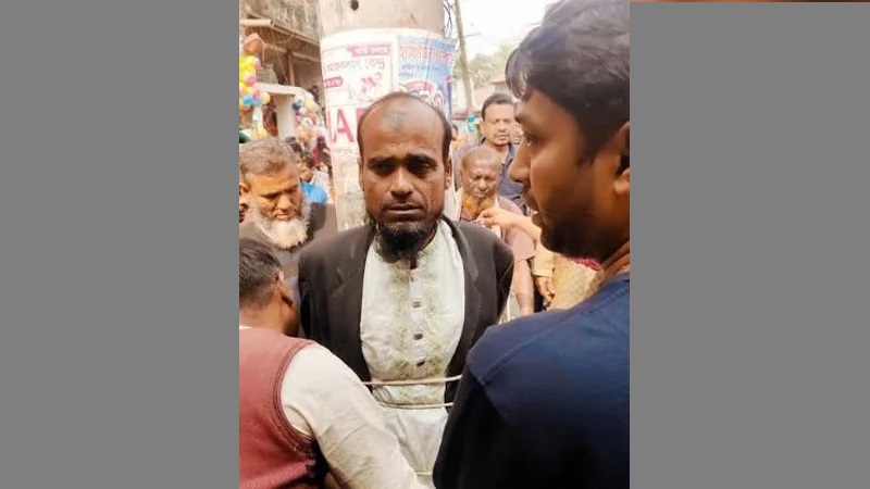 লিফলেট বিতরণ করায় আ.লীগ নেতাকে বেঁধে পুলিশে সোপর্দ